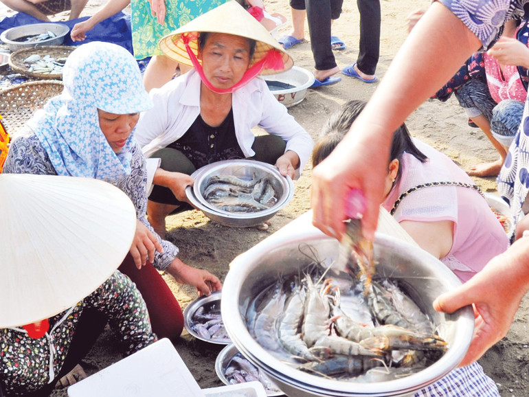 Chợ được họp ngay trên bãi biển. hn9-0182.jpg