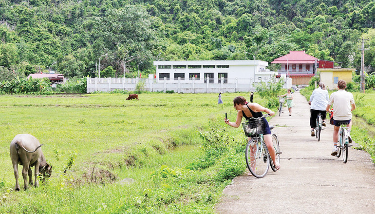 Phong cảnh bình yên cuốn hút nhiều du khách nước ngoài. 4.jpg