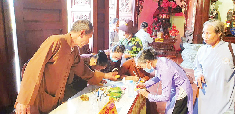 Du khách lưu lại ước nguyện của mình tại đền. 09.jpg