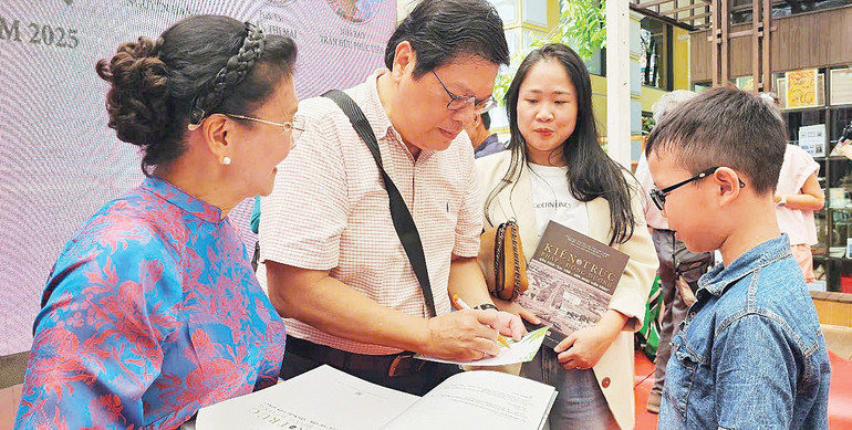 NNC Trần Hữu Phúc Tiến ký lưu niệm tại buổi ra mắt sách ở Thành phố Hồ Chí Minh. Ảnh: NVCC z6754354758601-48d730de7b324f5db1b4f0ce60b24e8d.jpg