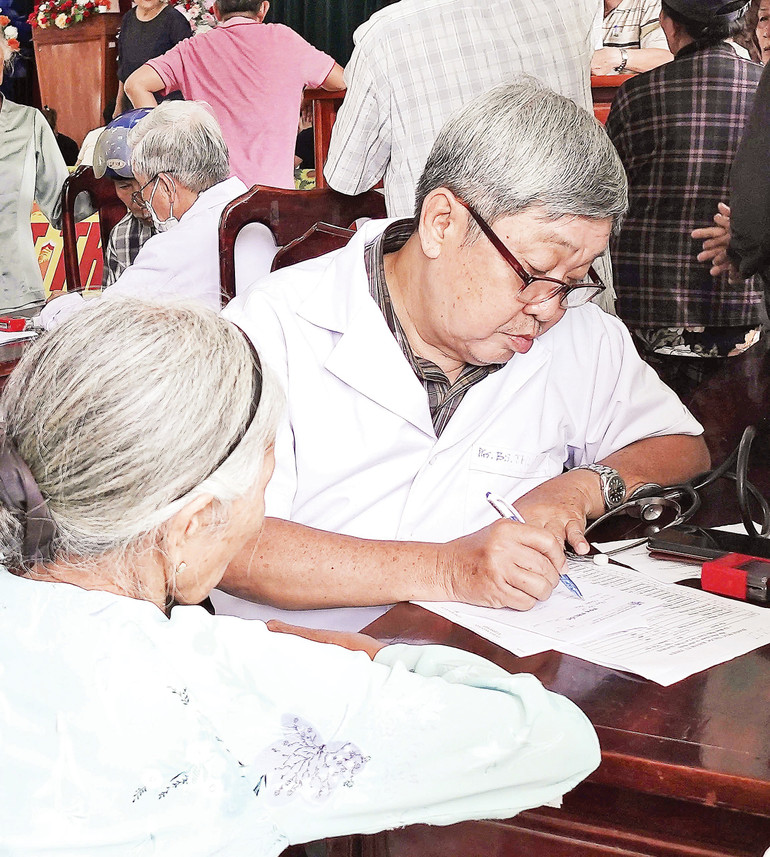 PGS, TS, Bác sĩ Trần Thiện Thuần khám, kê đơn thuốc cho một cụ bà. Ảnh trong bài: Giản Thanh Sơn trb3.jpg