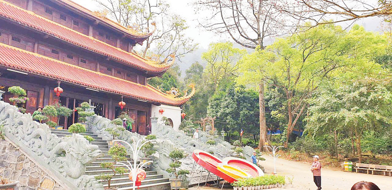 Khu di tích nằm ở sườn tây của dãy núi Ba Vì. 10-1.jpg