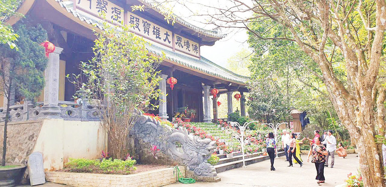 Nơi đây, thu hút nhiều du khách thập phương tới tham quan, chiêm bái. 02.jpg