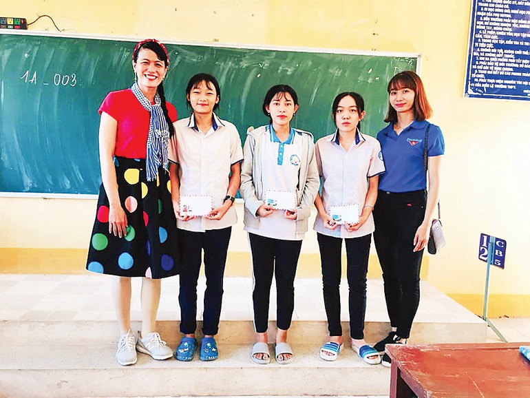 Cô giáo Tâm (ngoài cùng bên trái) trao quà cho các em học sinh. 113486257-1640726292747020-6433008197025353679-n.jpg