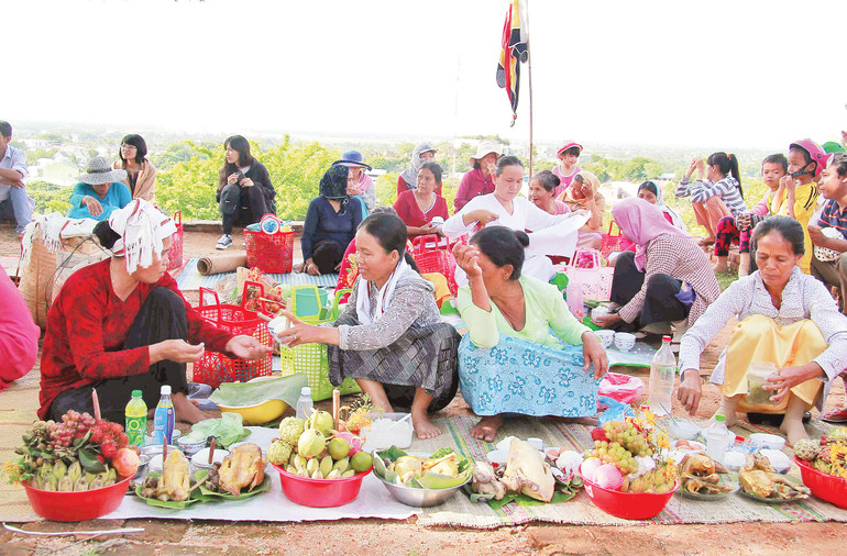 Đồng bào Chăm chuẩn bị cúng tổ tiên trong Lễ hội Katê. dong-bao-cham-chuan-bi-cung-to-tien-trong-le-hoi-kate.jpg