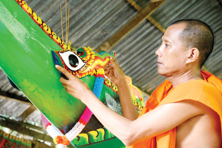Công đoạn gắn “mắt ghe” mang ý nghĩa tâm linh, giúp ghe định hướng và tránh điều rủi ro theo quan niệm dân gian Khmer. 4.jpg