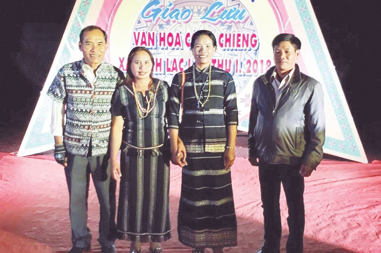 Ông K’Điệp (ngoài cùng bên trái) tại một sự kiện văn hóa. ong-k-diep-nguoi-co-uy-tin-bia-trai-trong-mot-su-kien-van-hoa-tai-dia-phuong.jpg
