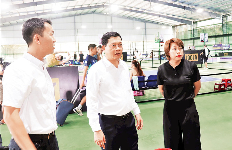 Phó Chủ tịch Thường trực Hội đồng Nhân dân thành phố Đà Nẵng Trần Phước Sơn (giữa) kiểm tra khu vực thi đấu hạng mục phong trào. a-son-kt-2.jpg
