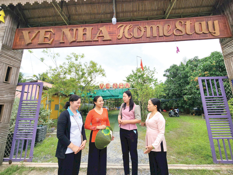 Chị Tuyết Mộng (thứ hai từ trái sang) chia sẻ về hành trình “về nhà” đặc biệt của mình. z7003763833035-a42708729e1f6543e9c3592426924d5a.jpg