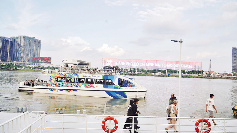 Mỗi ngày, Saigon WaterBus đón khoảng hơn 4.000 khách. 4the-anh-005.jpg