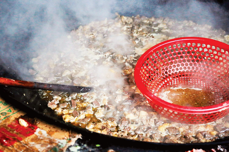 Thắng cố thường được nấu từ thịt ngựa, bò cùng nhiều loại gia vị đặc trưng. 6.jpg