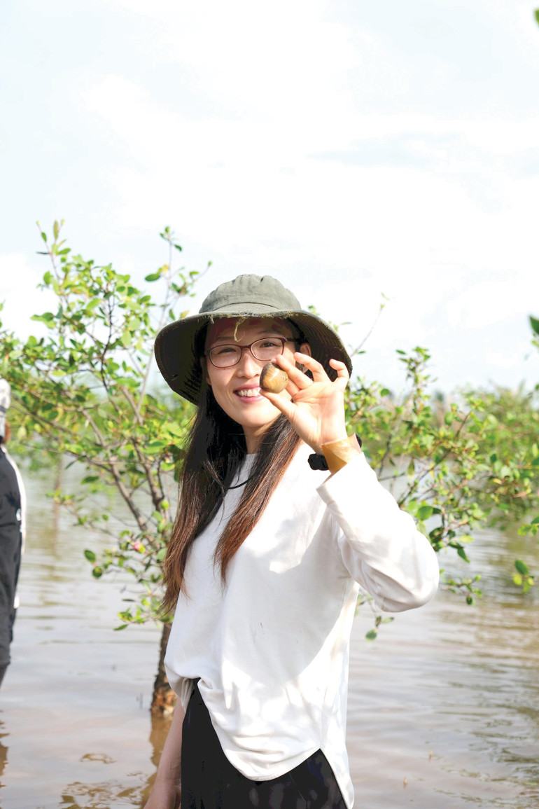 Trải nghiệm bắt ngao, bắt vọp - hoạt động du lịch gắn liền với sinh kế truyền thống của người dân vùng ven biển. Ảnh: Hoàng Nam dscf0994.jpg