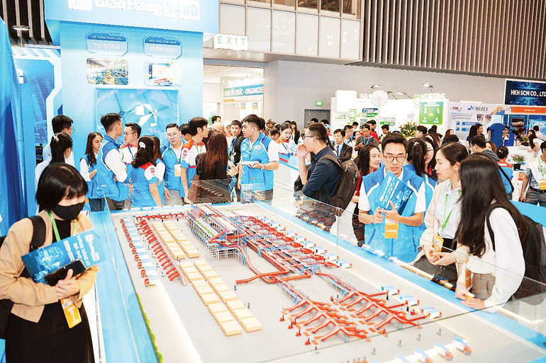 Ứng dụng AI trong vận hành logistics được giới thiệu tại Triển lãm Quốc tế Logistics Việt Nam 2025, diễn ra tại SECC, Thành phố Hồ Chí Minh. photo-2-1754451157933621307233-1754468908404-17544689085051640651135.jpg