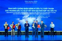 Đại diện Tập đoàn FPT nhận chứng nhận đăng ký đầu tư dự án xây dựng Khu Công nghệ số tập trung và khu phụ trợ tại Quảng Ninh.