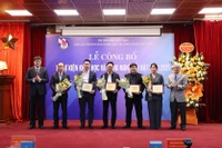 Trao tặng hoa và chứng nhận cho các cá nhân, tập thể được bình chọn sự kiện nổi bật.