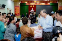 Sáng 2/11/2025, Tổng Bí thư Tô Lâm cùng Đoàn công tác Trung ương thăm và tặng quà cho người dân bị ảnh hưởng do mưa, lũ kéo dài tại thành phố Huế. (Ảnh: Thu Huế)