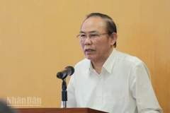 Thứ trưởng Nông nghiệp và Môi trường Phùng Đức Tiến chỉ chỉ đạo tại buổi họp báo.