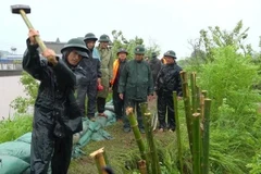 Bộ Chỉ huy Quân sự tỉnh Hưng Yên đã điều động 60 chiến sĩ cùng chính quyền và nhân dân xã Hồng Vũ khắc phục sự cố chiều 22/7. (Ảnh: VOV)