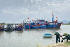 Bộ đội Biên phòng hỗ trợ người dân ứng phó với áp thấp nhiệt đới. (Ảnh: TTXVN) 