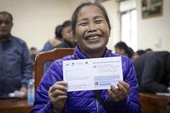 Người dân tại tỉnh Lạng Sơn bị thiệt hại do thiên tai được nhận tiền mặt hỗ trợ từ Tổ chức Di cư quốc tế (IOM).