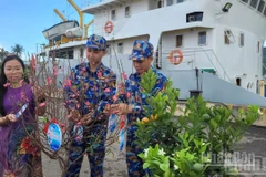 Những cây quất đào mang mùa Xuân đến với các cán bộ chiến sĩ và nhân dân hai đặc khu Cồn Cỏ và Lý Sơn.