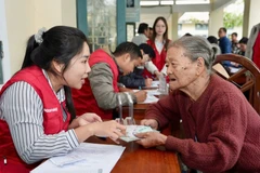 Tổ chức ActionAid quốc tế tại Việt Nam và Quỹ Hỗ trợ chương trình, dự án an sinh xã hội Việt Nam (AFV) trao quà cho các hộ dân nghèo chịu thiệt hại nặng nề do mưa lớn ngập lụt. 
