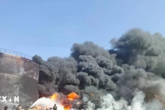 Khói bốc lên sau một vụ tấn công tại Port Sudan, miền Đông Sudan. (Ảnh: THX/TTXVN)