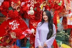 Chợ hoa Hàng Lược còn mang đến cảm giác gần gũi, thư thái giữa nhịp sống đô thị, mở ra không gian trải nghiệm văn hóa truyền thống mang đậm không khí Tết của Hà Thành.