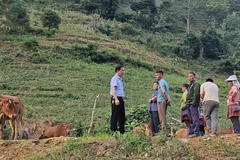 Lãnh đạo xã Pà Vầy Sủ kiểm tra hiện trường khu vực có nguy cơ sạt lở ảnh hưởng đến tính mạng và tài sản của nhân dân.