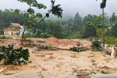 Quốc lộ 40B tại Km82+500 qua địa phận xã Trà Tân, đất đá từ trên núi sạt lở với khối lượng rất lớn đã cuốn trôi cống thoát nước, vùi lấp mặt đường. (Ảnh: LÊ ANH QUÂN-ĐỖ VẠN)