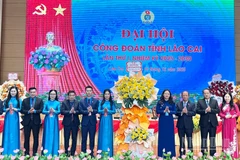 Lãnh đạo tỉnh Lào Cai tặng hoa chúc mừng Đại hội. (Ảnh: THANH SƠN)