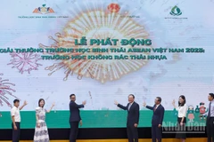 Các đại biểu ấn nút Lễ phát động Giải thưởng Trường học sinh thái ASEAN (ASEAN Eco-schools Award) năm 2025.