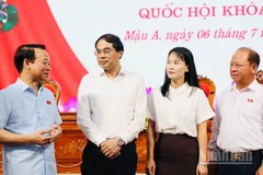 Bộ trưởng Đỗ Đức Duy trao đổi thông tin với các cử tri tỉnh Lào Cai. (Ảnh: THANH SƠN)