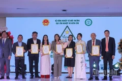 Cục Lâm nghiệp và Kiểm lâm trao Quyết định cấp quyền sử dụng nhãn hiệu chứng nhận “Gỗ Việt Nam/Vietnam Wood” đợt đầu tiên cho 7 doanh nghiệp tiêu biểu.