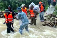 Các lực lượng chức năng tiến hành đưa người dân ra khỏi vùng sạt lở tại các xã vùng cao đang sạt lở tại thành phố Huế.