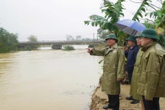 Thứ trưởng Bộ Nông nghiệp và Môi trường Võ Văn Hưng dẫn đầu Đoàn công tác kiểm tra tình hình mưa lũ, sạt lở tại thành phố Huế. (Ảnh: Cục Đê điều và Phòng chống thiên tai cung cấp)