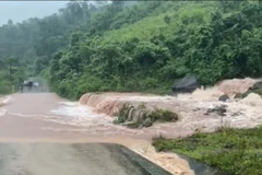 Mưa lớn khiến giao thông bị chia cắt tại xã Tà Rụt, tỉnh Quảng Trị.