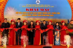 Lãnh đạo tỉnh Lào Cai cắt băng khai mạc Hội báo xuân 2026. (Ảnh: THANH SƠN)