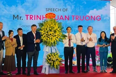 Lãnh đạo tỉnh Lào Cai tặng hoa chúc mừng sự kiện. (Ảnh: THANH SƠN)