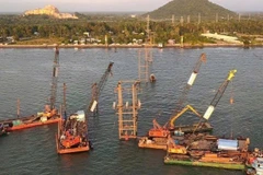 Các đơn vị thi công ngày đêm để cấp điện lại cho đặc khu Phú Quốc. 