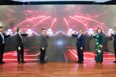 Đồng chí Lại Xuân Môn, Ủy viên Trung ương Đảng, Phó Trưởng ban Thường trực Ban Tuyên giáo và Dân vận Trung ương; đồng chí Lê Quốc Minh, Ủy viên Trung ương Đảng, Tổng Biên tập Báo Nhân Dân, Phó Trưởng Ban Tuyên giáo và Dân vận Trung ương, Chủ tịch Hội Nhà báo Việt Nam; đồng chí Lương Quốc Đoàn, Ủy viên Trung ương Đảng, Bí thư Đảng bộ, Chủ tịch BCH Trung ương Hội Nông dân Việt Nam; đồng chí Bùi Thị Thơm - Phó Chủ tịch Trung ương Hội Nông dân Việt Nam; đồng chí Võ Văn Hưng - Thứ trưởng Bộ Nông nghiệp và Môi trường và đồng chí Nguyễn Văn Hoài - Tổng Biên tập Báo Nông thôn Ngày nay/Báo điện tử Dân Việt ra mắt Phiên bản Dân Việt 5.0. Ảnh: Báo Dân Việt.
