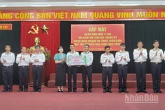Các cán bộ chiến sĩ Tàu 628 đón nhận tình cảm của các doanh nghiệp và cá nhân trước khi lên đường nhận nhiệm vụ trực Tết.