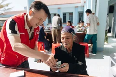 Hỗ trợ tiền mặt cho 100 hộ dân thuộc 6 thôn bị thiệt hại nặng nề do mưa lũ cuối năm 2025.