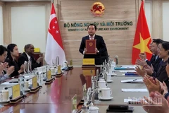 Quyền Bộ trưởng Trần Đức Thắng nhấn mạnh: "Việc ký kết khẳng định vai trò và trách nhiệm của Việt Nam và Singapore trong thúc đẩy trao đổi kết quả giảm phát thải khí nhà kính và tín chỉ carbon”.