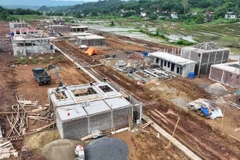 Làng tái định cư ở xã Mường Vang (Phú Thọ) đang khẩn trương hoàn thành để người dân nơi đây sớm có nơi tránh trú an toàn khi mưa bão. (Ảnh: PHÚC LÂM)