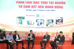 Các diễn giả thảo luận tại tọa đàm “Phân loại rác thải tại nguồn: Từ cam kết đến hành động”.