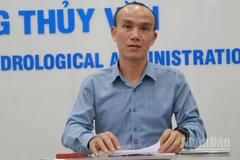 Ông Hoàng Phúc Lâm, Phó Giám đốc Trung tâm Dự báo khí tượng thủy văn quốc gia thông tin với báo chí về diễn tiến bão số 12.