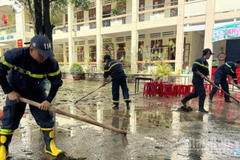 Công an Thành phố Hồ Chí Minh cùng chính quyền, người dân Đắk Lắk khắc phục hậu quả lũ lụt. (Ảnh: QUANG QUÝ)