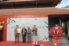 Hội Bảo vệ thiên nhiên và môi trường Việt Nam trao công nhận 12 cây cổ thụ là Cây di sản Việt Nam tại cho đại diện Khu nghỉ dưỡng chăm sóc sức khỏe SenNa.