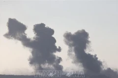 Khói bốc lên sau các cuộc không kích của Israel xuống Dải Gaza ngày 16/9/2025. (Ảnh: THX/TTXVN)